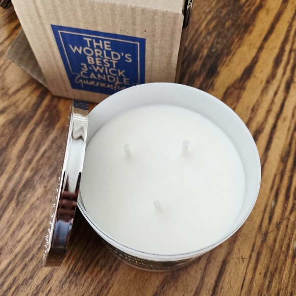 🛍BOGO 50% OFF🕯NWT‼️ Bath & Body Works "Vanilla Bean Noel" 3-wick Candle - Picture 3 of 10